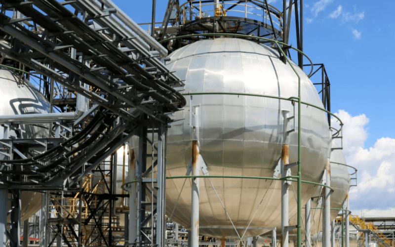 El amoniaco renovable, también conocido como amoniaco verde, es un compuesto químico (NH3) producido a partir de hidrógeno verde y nitrógeno atmosférico utilizando energía renovable