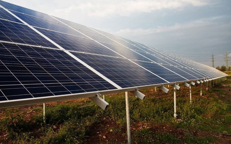 La bioagrovoltaica la podemos definir como la integración efectiva de la actividad agrícola y ganadera, actividades prioritarias, y la generación de electricidad con tecnología fotovoltaica, actividad secundaria, bajo conceptos de producción ecológica y a través de la gestión compartida de la luz para impactar positivamente la actividad agropecuaria