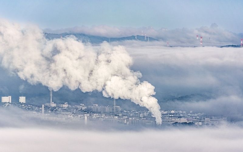 La renta climática puede definirse como un impuesto aplicado a las actividades que generan emisiones de gases de efecto invernadero (GEI), con el objetivo de que el coste de estas emisiones se refleje adecuadamente en el precio final de los productos y servicios