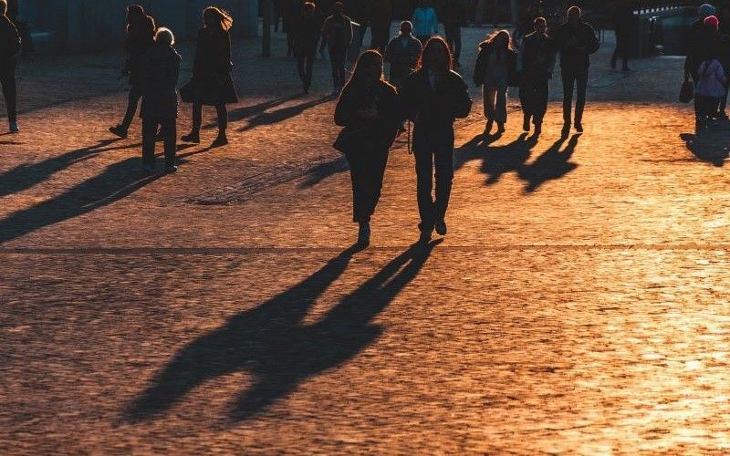 La sombra climática es el impacto acumulativo y amplificado de todas nuestras acciones, decisiones y comportamientos en el clima, abarcando tanto el uso directo de recursos y energía, como también el impacto indirecto que generamos a través de nuestras influencias sociales, económicas y políticas