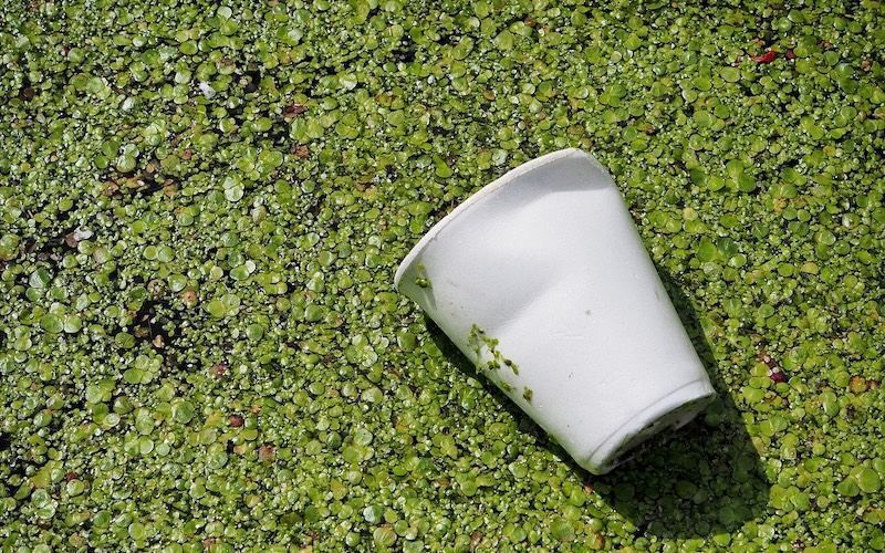 El desperdicio de materiales daña el medio ambiente y supone una pérdida de materiales y recursos valiosos que podrían ser reutilizados