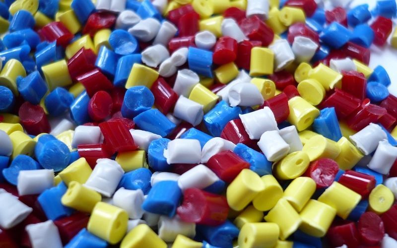 Los plásticos complejos combinan varias capas con propiedades distintas que se fusionan para lograr mayor resistencia, aislamiento o barrera frente a la humedad, y suelen utilizarse frecuentemente en envases alimentarios, farmacéuticos y otras aplicaciones donde resulta crucial proteger el contenido