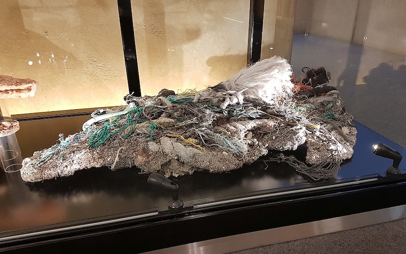 El plastiglomerado es un tipo de roca híbrida (mitad piedra, mitad polímero) que se origina cuando los residuos plásticos se funden y actúan como cemento aglutinando arena, guijarros, fragmentos de lava, conchas y otros materiales naturales