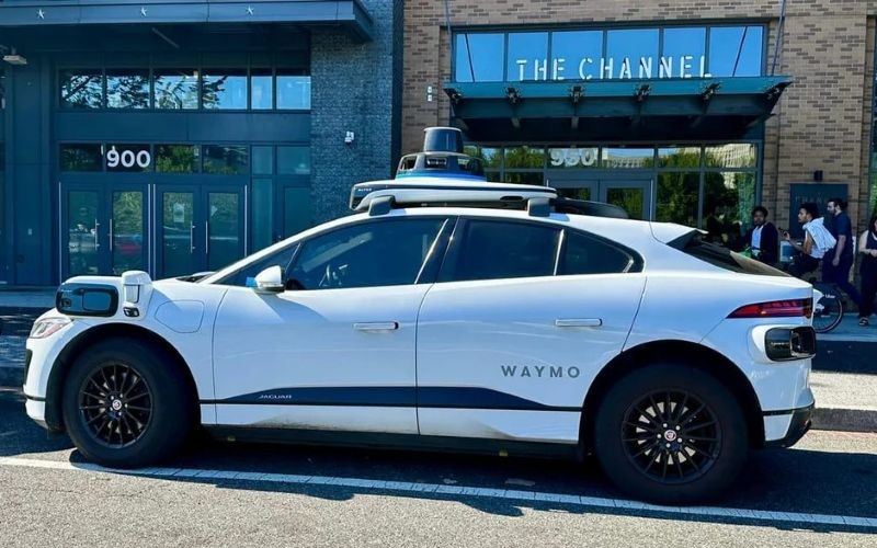 El vehículo eléctrico autónomo es un vehículo eléctrico capaz de circular con un alto grado de autonomía, apoyándose en tecnología avanzada