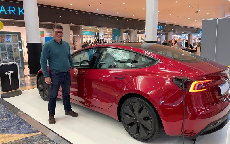 El vehículo eléctrico demuestra su eficiencia al requerir menos energía para recorrer la misma distancia, aproximadamente la mitad
