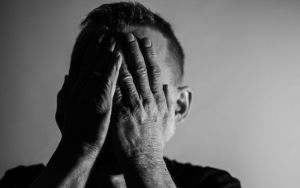 Lee más sobre el artículo Si te importa la sostenibilidad, ¿por qué sigues haciendo esto? La respuesta está en la disonancia cognitiva
