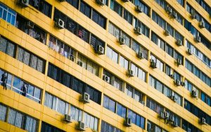 Lee más sobre el artículo Enfriar la casa, calentar el Planeta: la paradoja del aire acondicionado