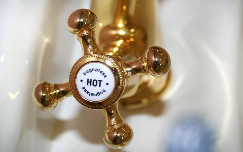 Descubre por qué las placas solares para agua caliente son la mejor alternativa al termo eléctrico. Maximiza el ahorro energético en tu hogar de forma ecológica