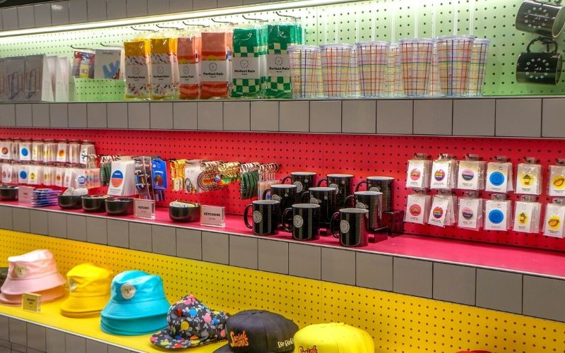 El merchandising sostenible no se limita a utilizar un producto reciclado, sino en mantener su uso, ajustar las unidades a la asistencia y reducir envoltorios